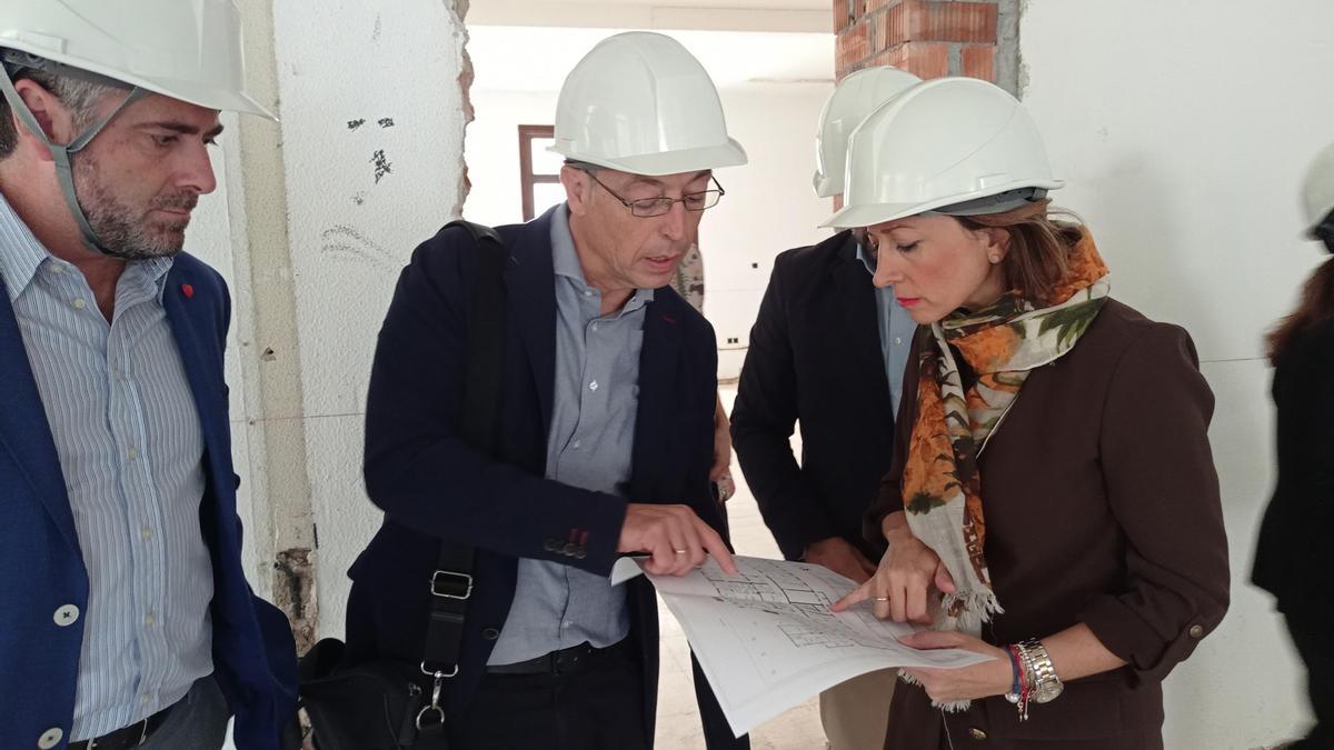 La delegada del Gobierno visita el comienzo de las obras para la instalaciónprovisional del centro de salud de El Palo