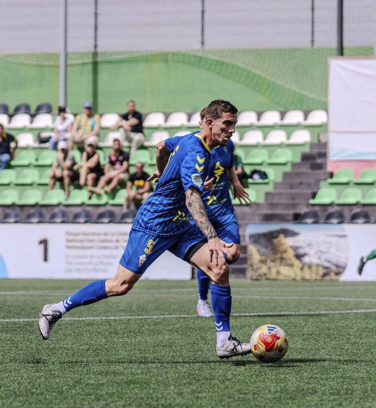 Óscar, en una jugada del partido de ayer en El Paso. | CD MENSAJERO