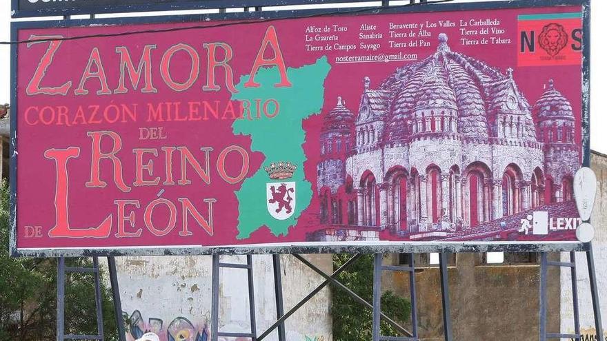 Valla publicitaria que reivindica el leonesismo de Zamora y a favor del Lexit, colocada en la zona de Vista Alegre.