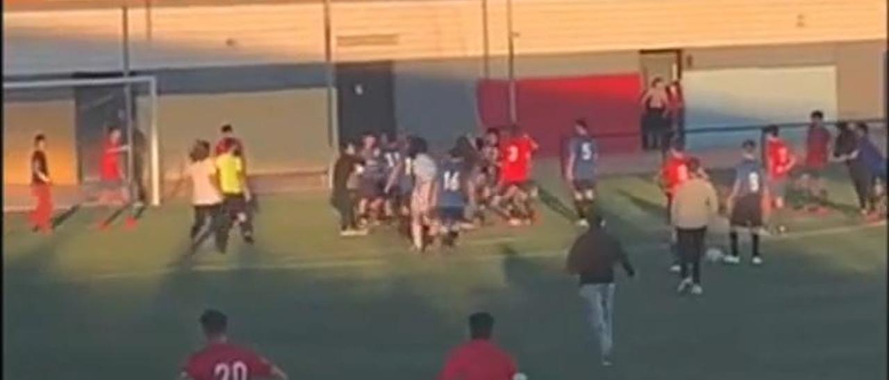 Lamentable pelea entre jugadores y padres en un partido de juveniles en Castellón