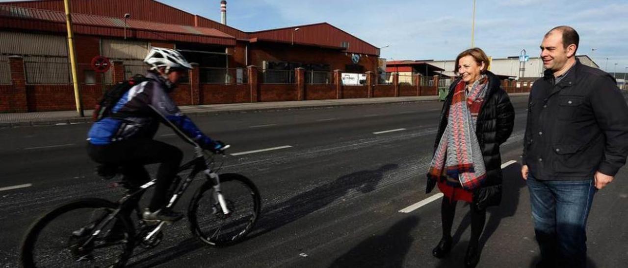 Mariví Monteserín y el edil Luis Ramón Fernández Huerga, en la travesía de la Industria.