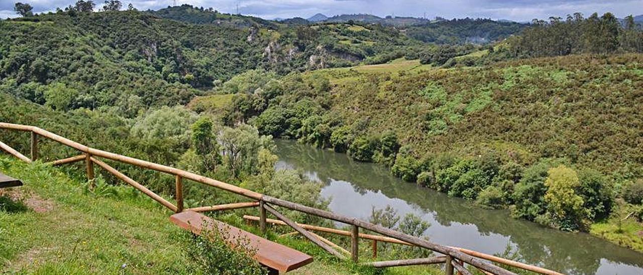 El mirador de La Lladera, que conecta con el anterior y donde se han rehabilitado varios bancos de madera.