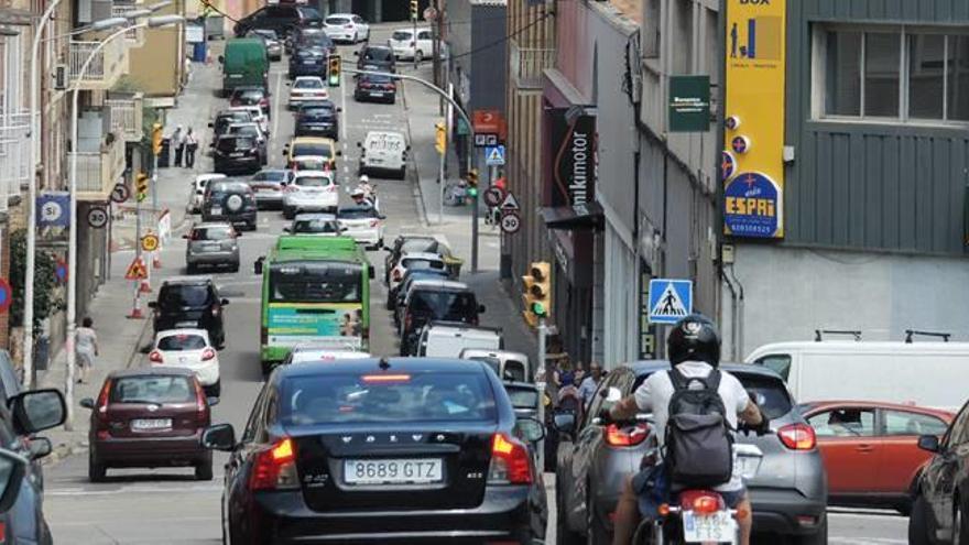 Imatge del trànsit de vehicles al carrer de Sant Cristòfol, ahir al matí