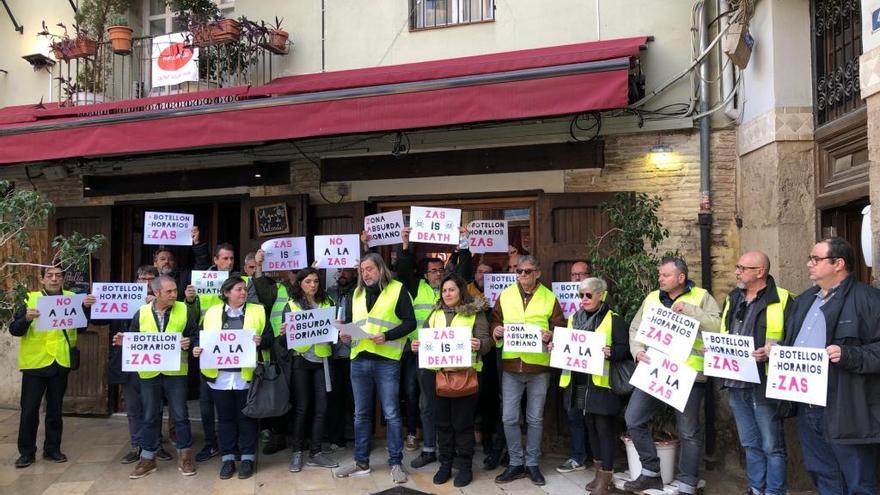 Los hosteleros portaron chalecos amarillos hasta el ayuntamiento.