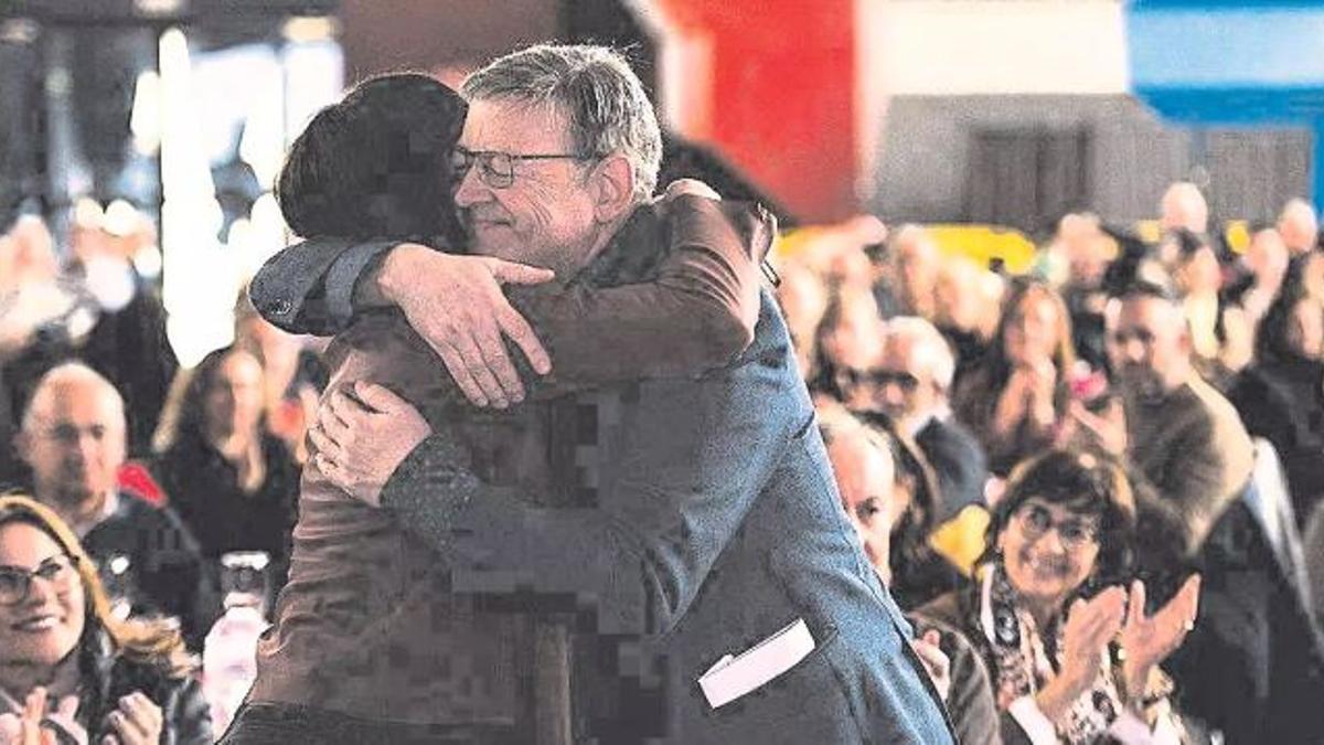 Puig se abraza a Morant, en el reciente homenaje en Morella.