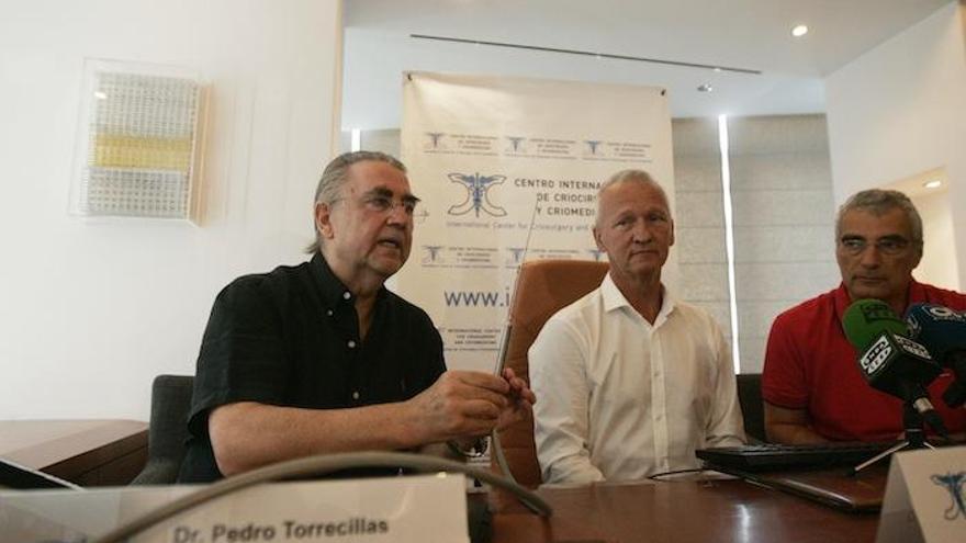 El doctor Pedro Torrecillas sostiene una aguja de criocirugía, junto a Wies?aw Brojek y Franco Lugnani.