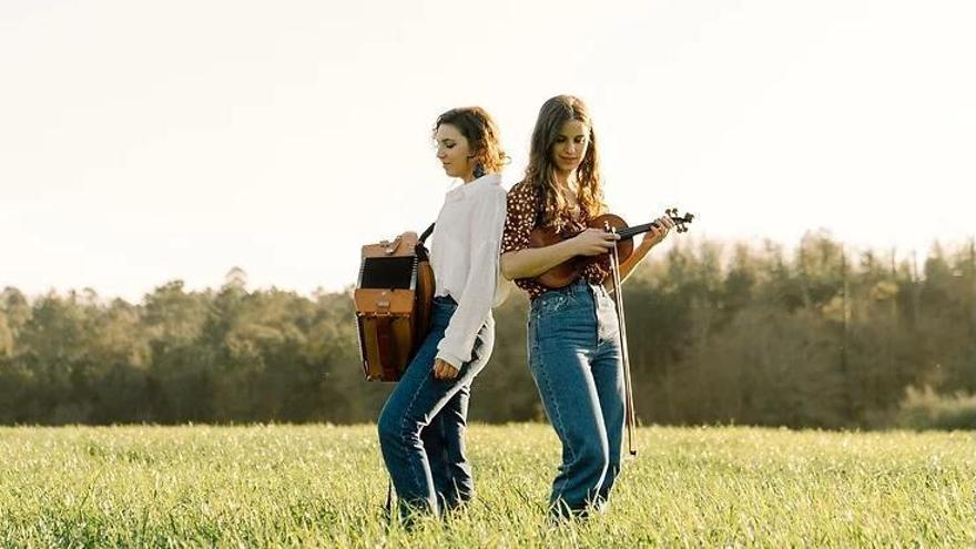 Sabela Caamaño (acordeón cromático) y Antía Ameixeiras (violín y voz)