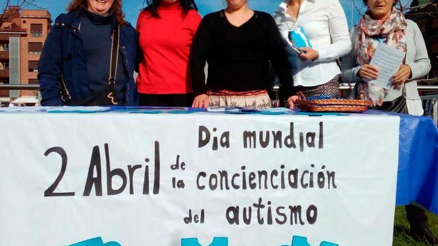 Globos azules para sensibilizar sobre el autismo en Villaviciosa