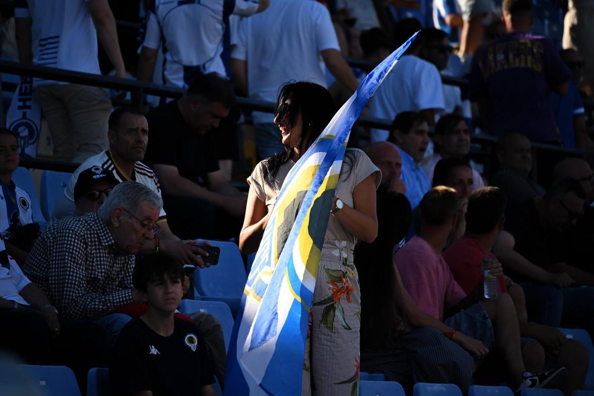 Una aficionada del Hércules porta una bandera del equipo dentro del Rico Pérez.