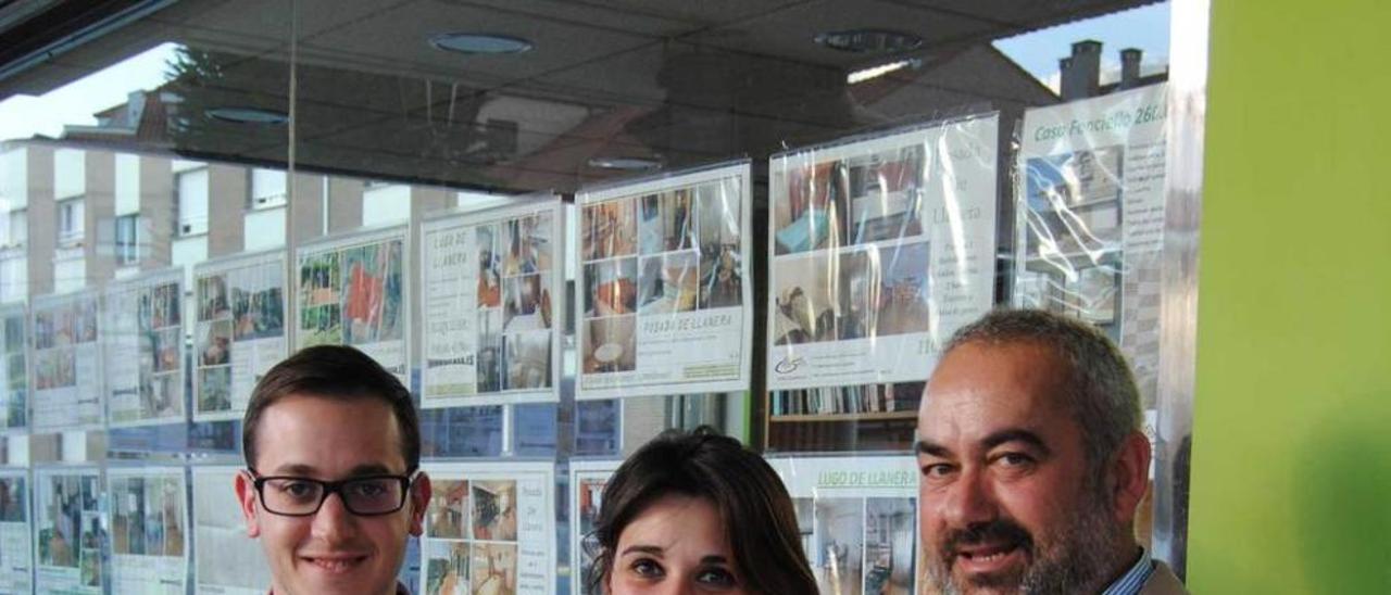 Raúl Pérez, Vanesa Cancio y Roberto Álvarez, de Inmobicasa.