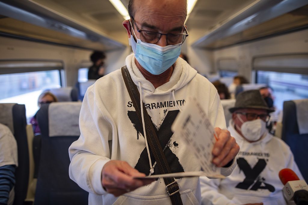 Los vecinos de las vías, celebran su primer viaje en el nuevo tren soterrado