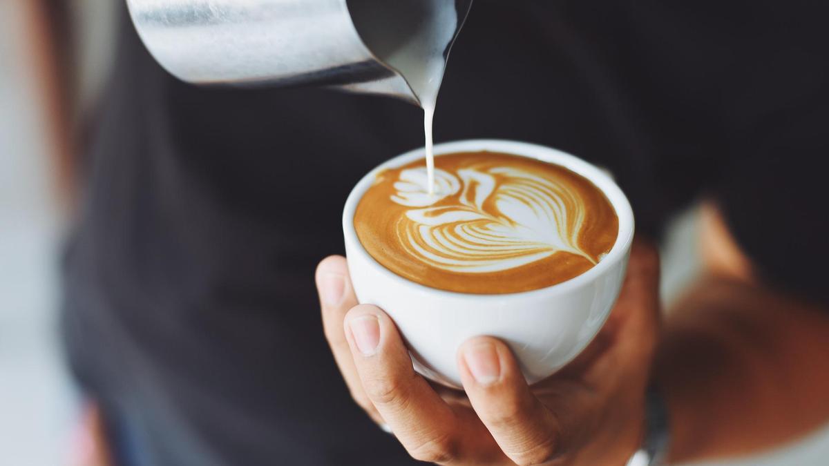 Un cambrer serveix un café