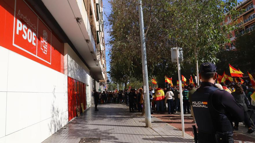 Protesta de simpatizantes de Vox ante la sede del PSOE de Córdoba