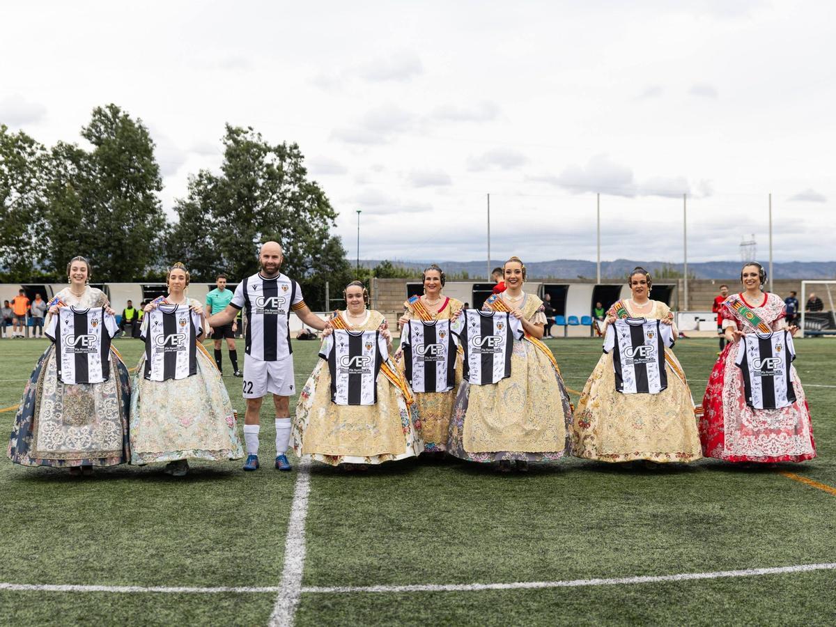 El partido arrancó con un homenaje a las falleras mayores de Castelló.