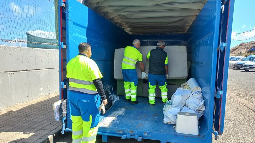 El punto de acopio de trastos y enseres de Las Palmas de Gran Canaria recorrerá 23 barrios durante el mes de abril