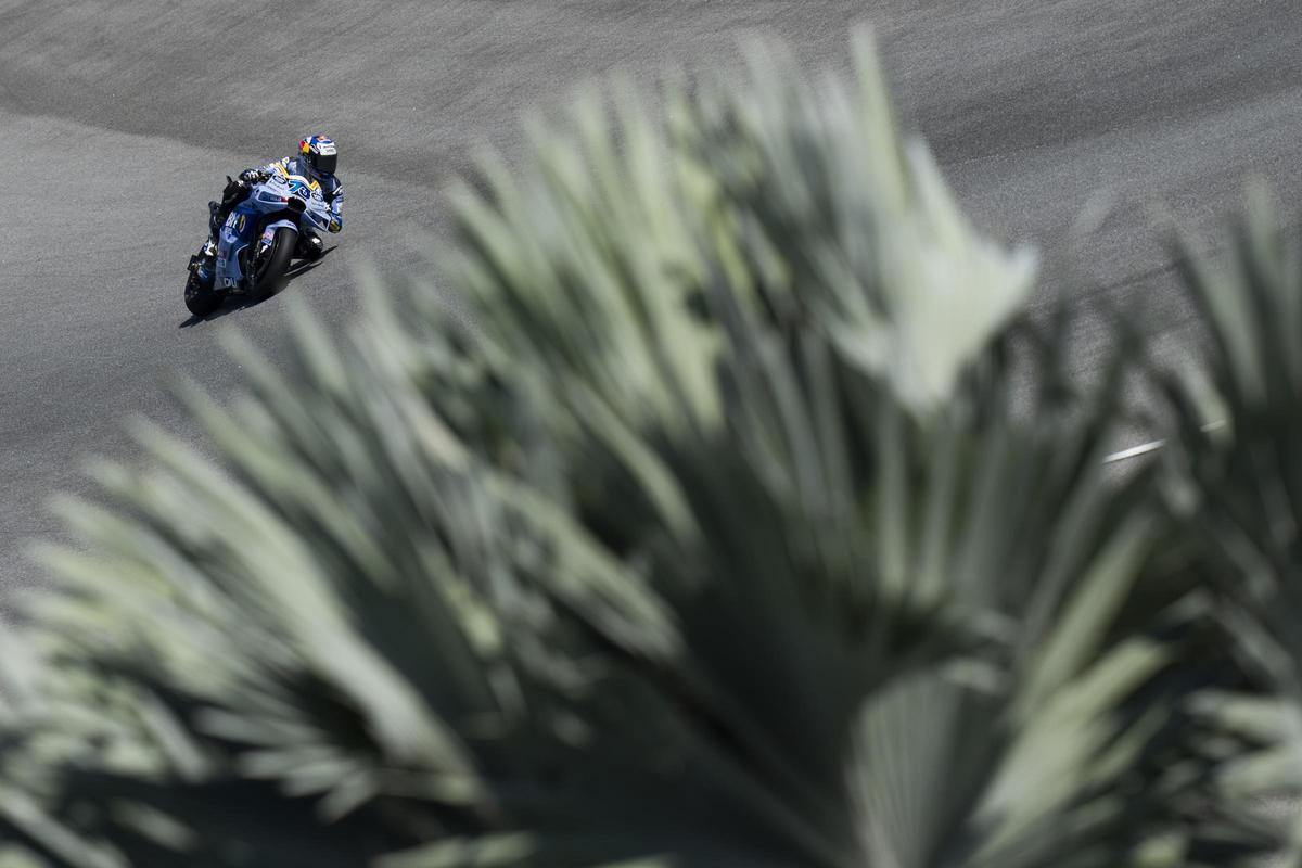 Àlex Márquez (Ducati), en una preciosa imagen durante el día de hoy en Sepang (Malasia).