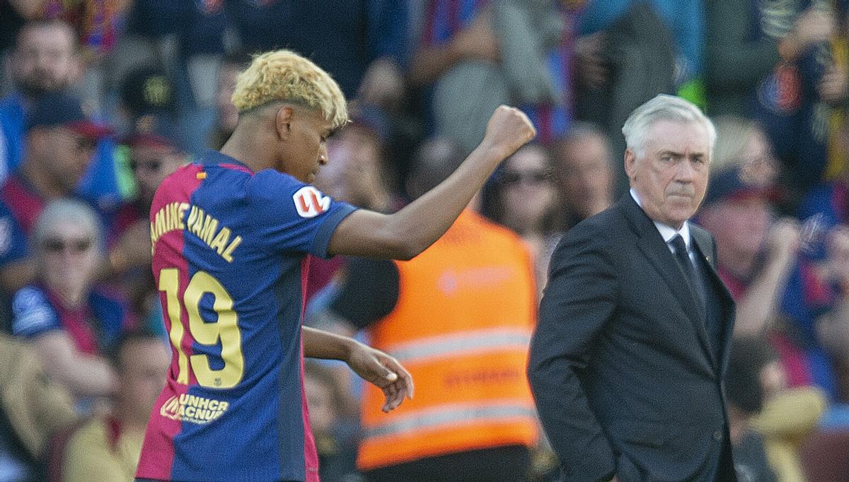 Lamine levanta su puño mientras pasa junto a Ancelotti durante el partido de liga entre el FC Barcelona y el Real Madrid, ‘el clásico’ en el estadio Lluis Companys.