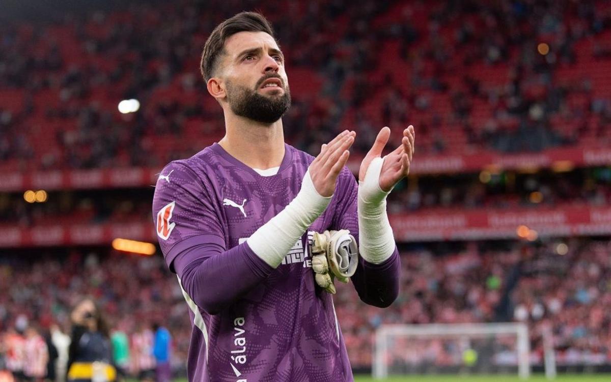 Antonio Sivera aplaude a la afición de Mendizorroza en uno de los últimos partidos de la pasada campaña