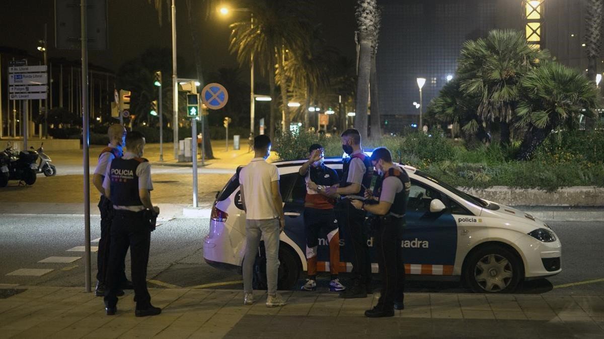 Los Mossos en un control contra la multirreincidencia la madrugada del 22 de agosto.