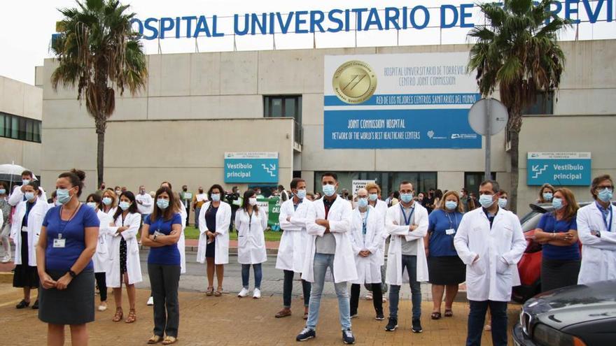 Imagen de una concentración de sanitarios a las puertas del Hospital Universitario de Torrevieja