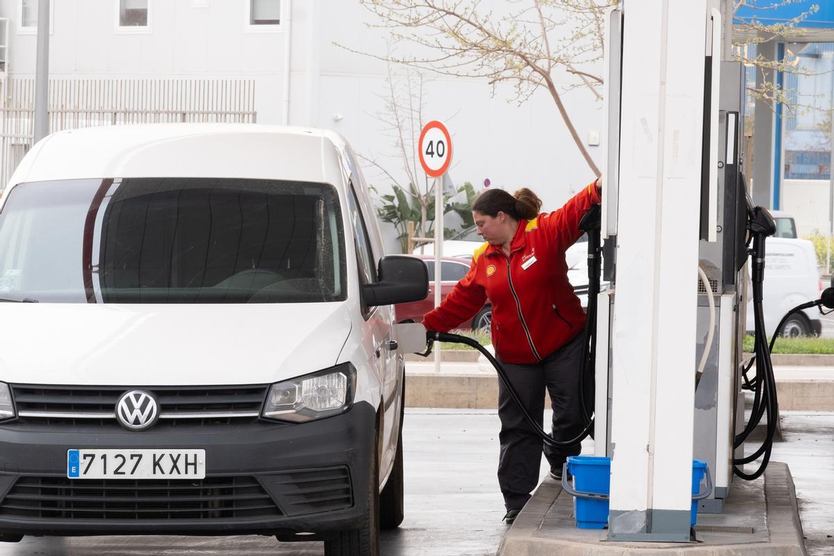 Una trabajadora de la estación de servicio Shell de Son Malferit llena el depósito de un coche