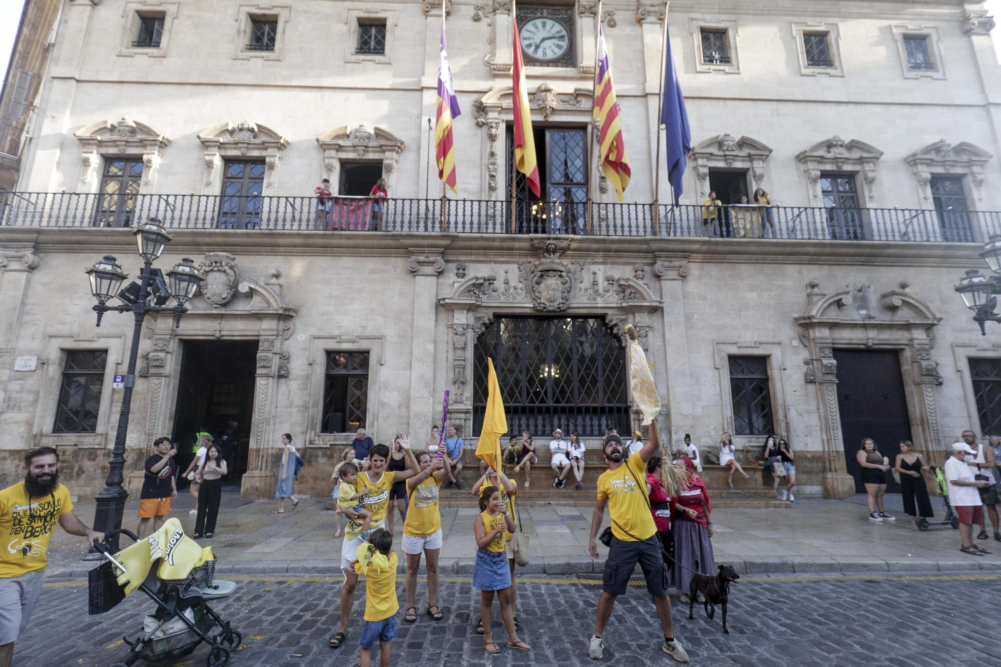 Fiesta de Canamunt i Canavall: colocación de escudos en Cort