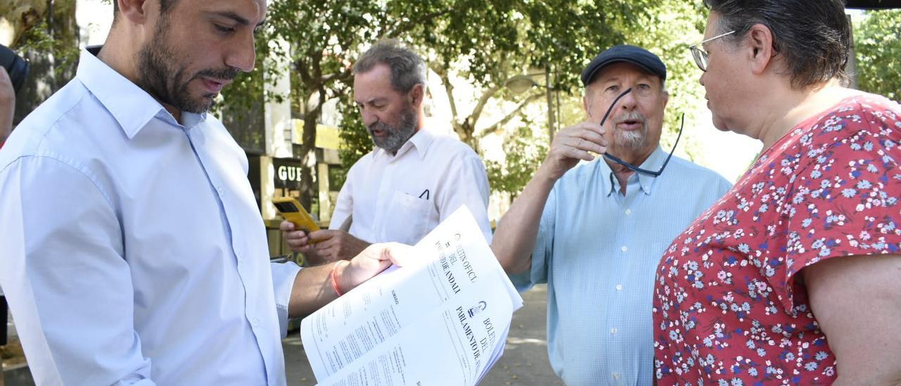 Por Andalucía se opone a la ampliación de El Cabril. En la imagen, Sebastián Pérez, en primer plano, y Pepe Larios, al fondo a la izquierda.