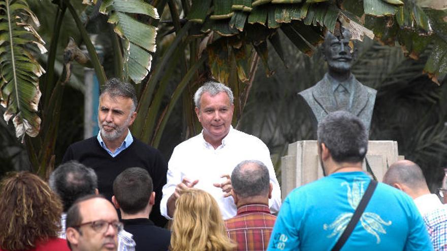 Ángel Víctor Torres (izquierda) y Sebastián Franquis, ayer, en la plaza de Pablo Iglesias.