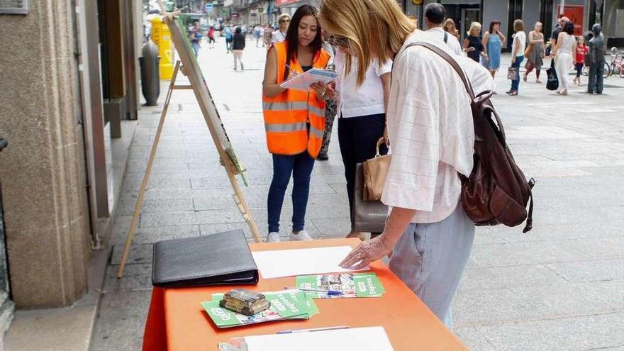 Recogida de firmas en apoyo a Porto Cabral, el pasado verano, en la calle Príncipe. // FdV