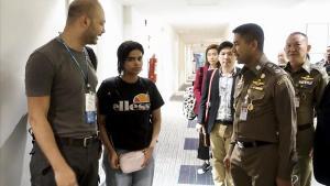 Rahaf, junto a oficiales de inmigración de la ONU en el aeropuerto de Bangkok.