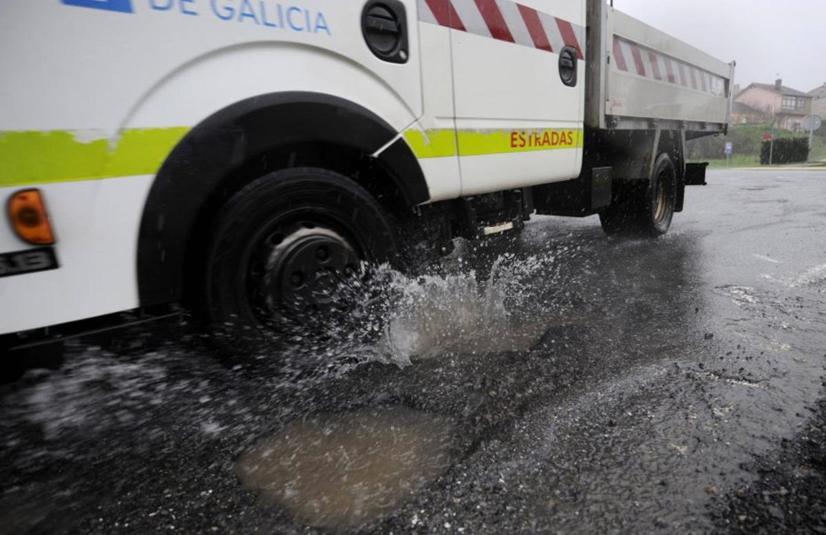 Un camión de mantenimiento pisa un charco en la Rolda Leste.