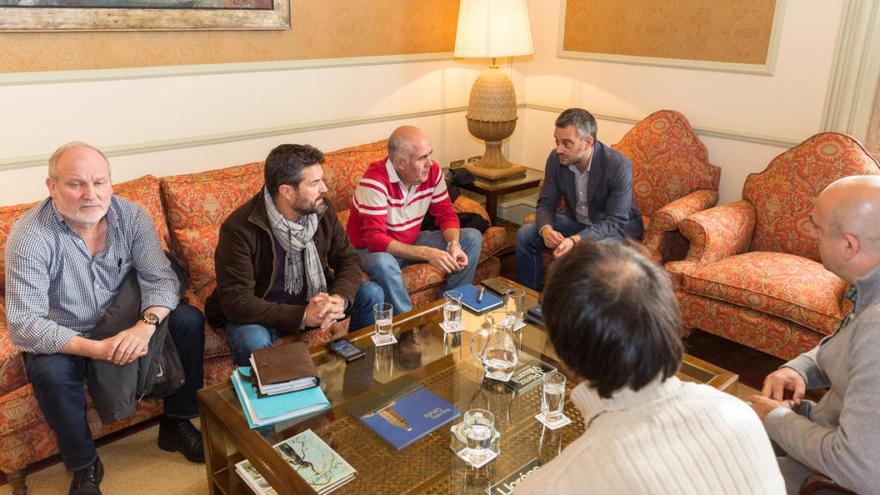 Reunión de Xulio Ferreiro con representantes del comité de empresa de Alcoa.