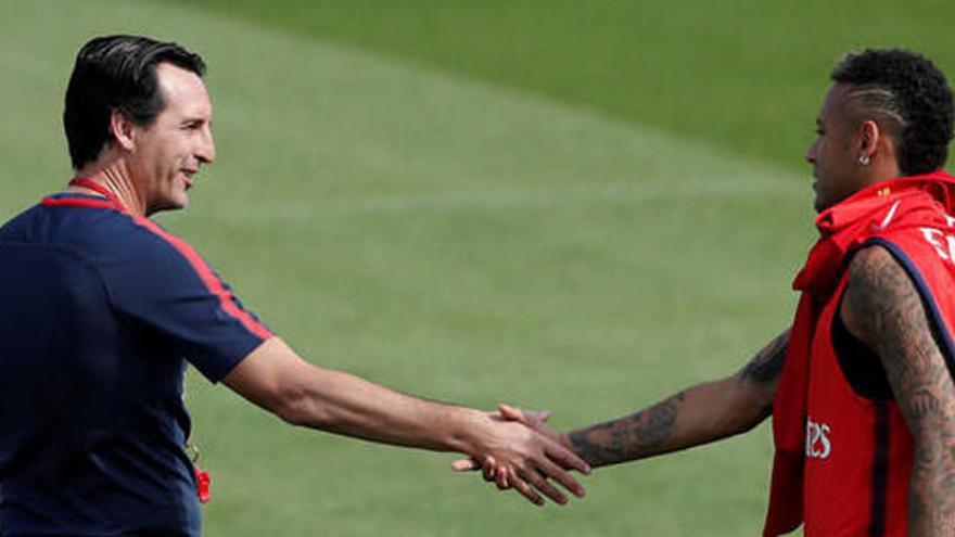 Emery le da la mano a Neymar.