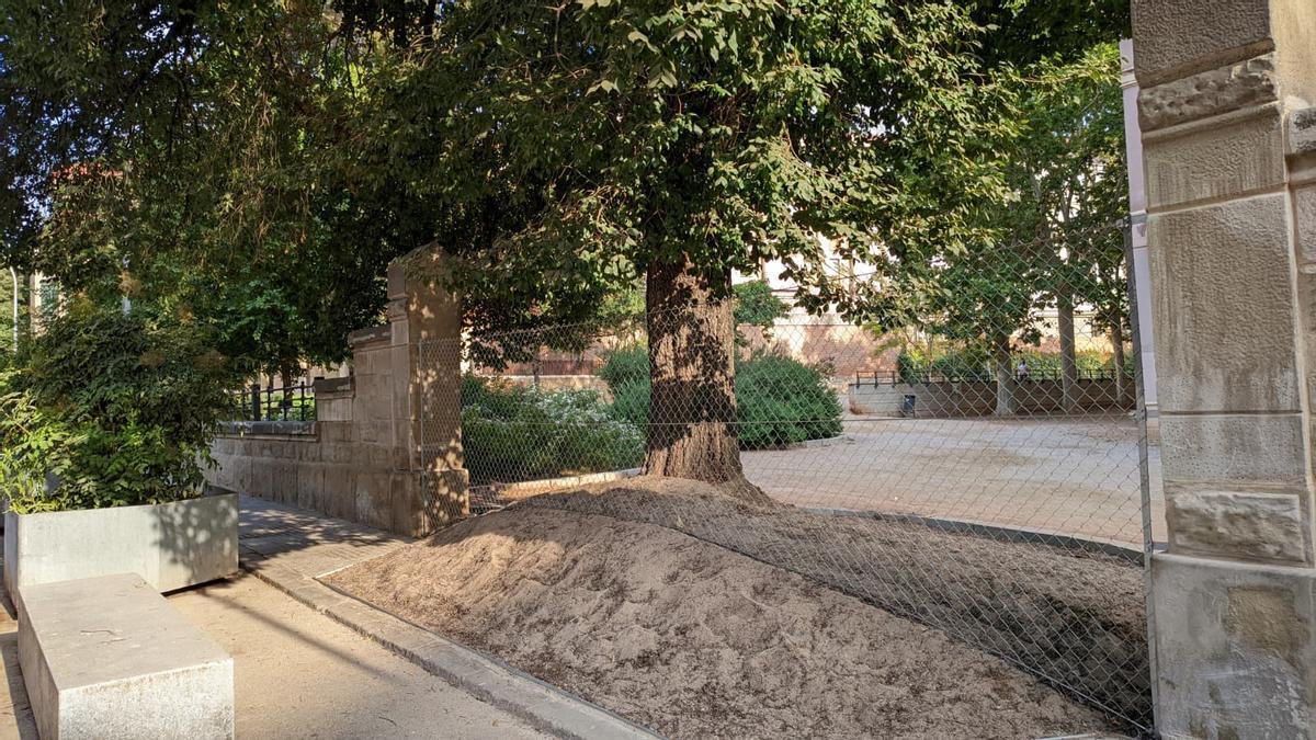 Primer pla de l'espai per on l'om surt al carrer Arquitecte Oms