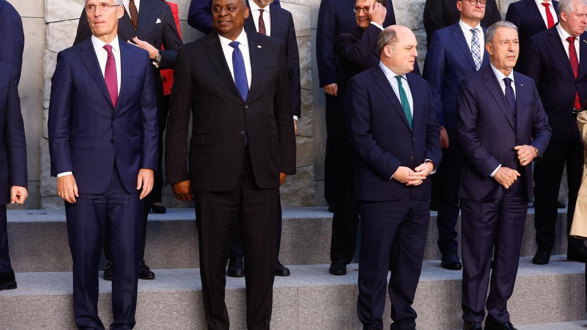 Los ministros de Defensa de la OTAN posan para la foto de familia junto al secretario general, este jueves en Bruselas.