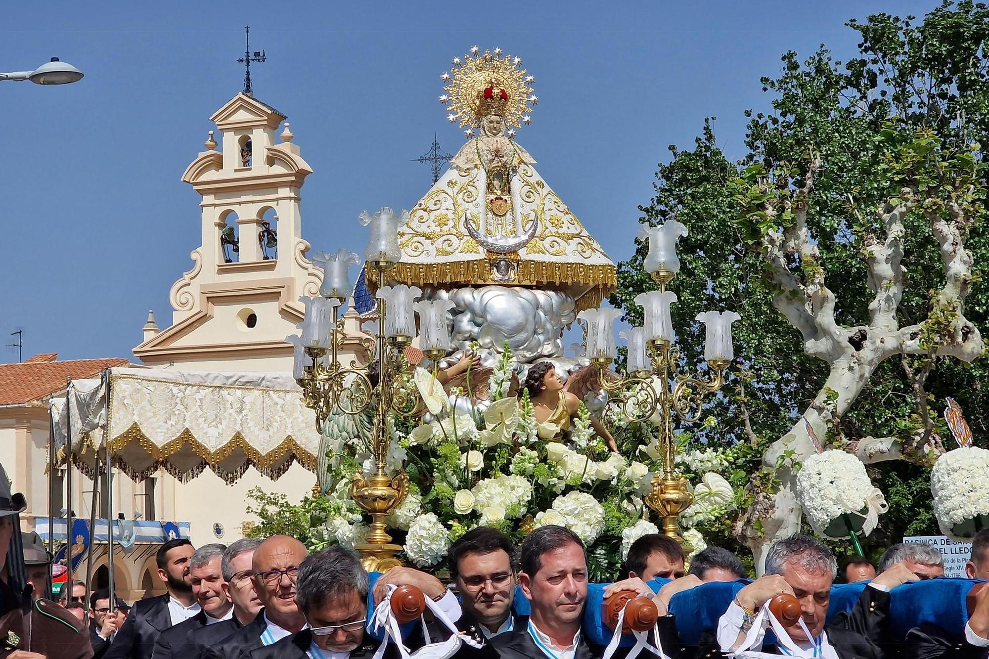 Salida de la Virgen de la basílica de Lledó
