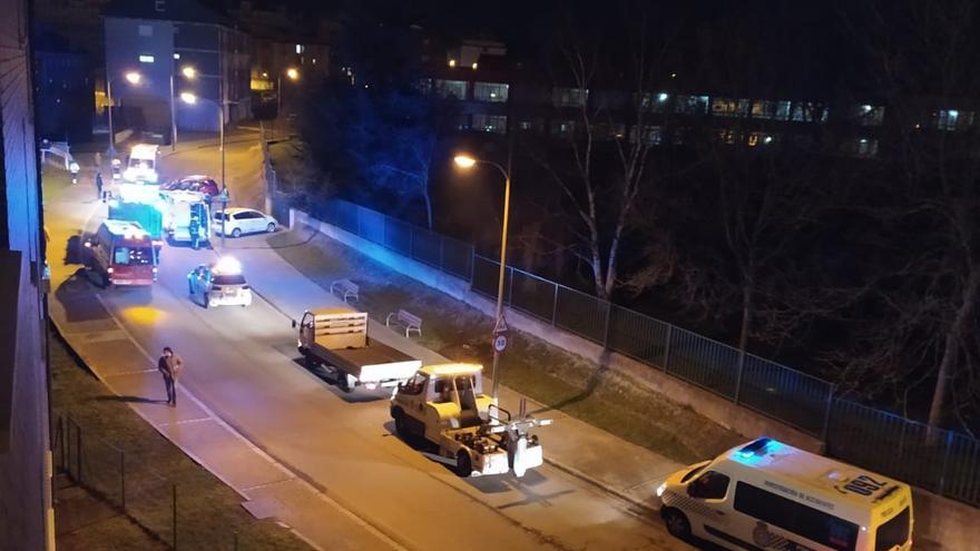 Los vehículos accidentados, al fondo, y varias unidades de equipos de emergencia, en la zona de la colisión.