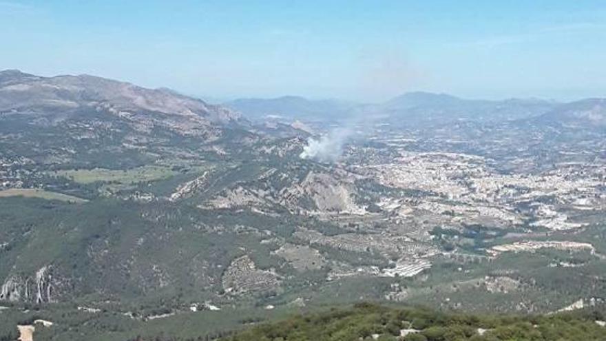 Imagen de la columna de humo del Preventorio desde el observatorio de la Font Roja.