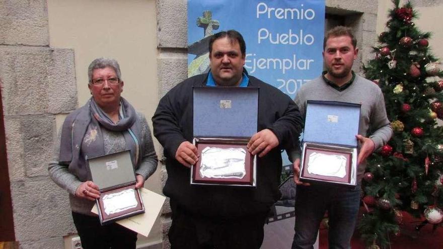 Carmen Villa, José Antonio Gonzalo y Hernán Haces, ayer con sus reconocimientos.
