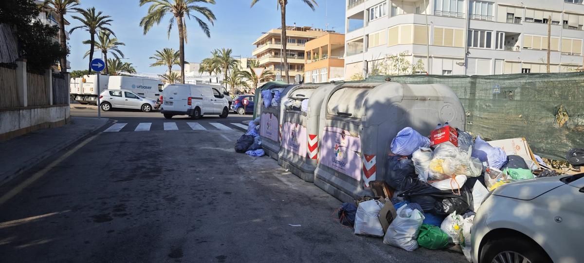 Contenedores llenos y basura en la calle en las inmediaciones de la plaza Major de s'Arenal.