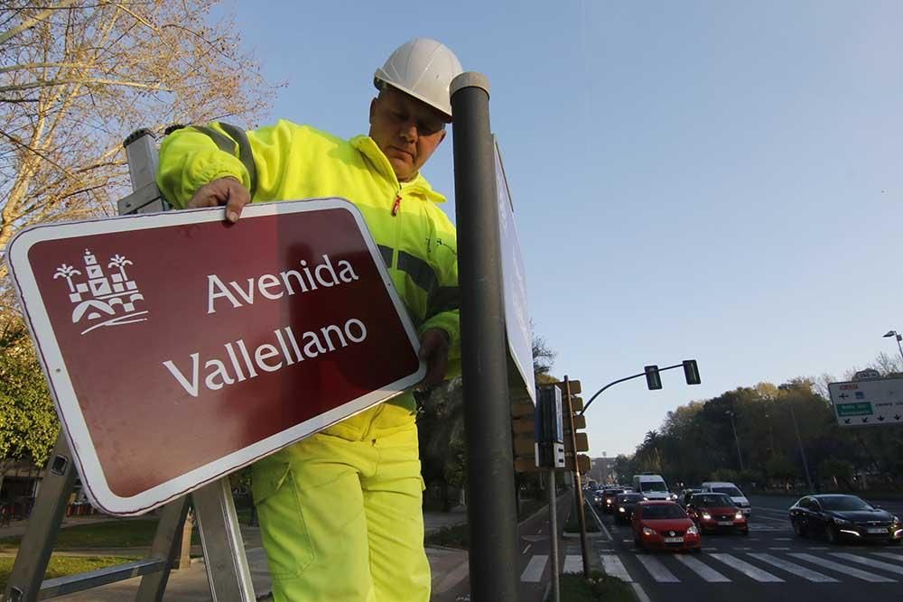 En imágenes el cambio del callejero a Cruz Conde y Vallellano