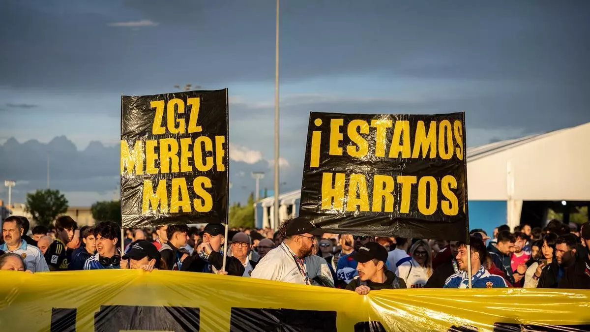 Más de un millar de seguidores del Real Zaragoza cargan contra todos en una tímida protesta: "Fuera incompetentes"