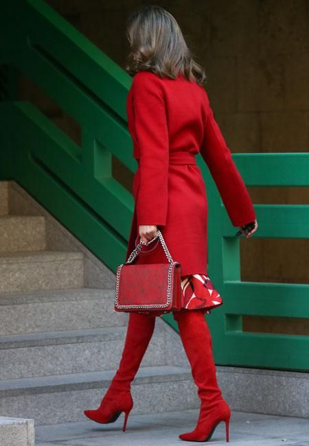 Letizia Ortiz con look rojo de pies a cabeza