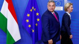 El primer ministro húngaro, Viktor Orban, camina junto a la presidenta de la Comisión Europea, Ursula von der Leyen, en un cumbre de la UE el año pasado en Bruselas. 