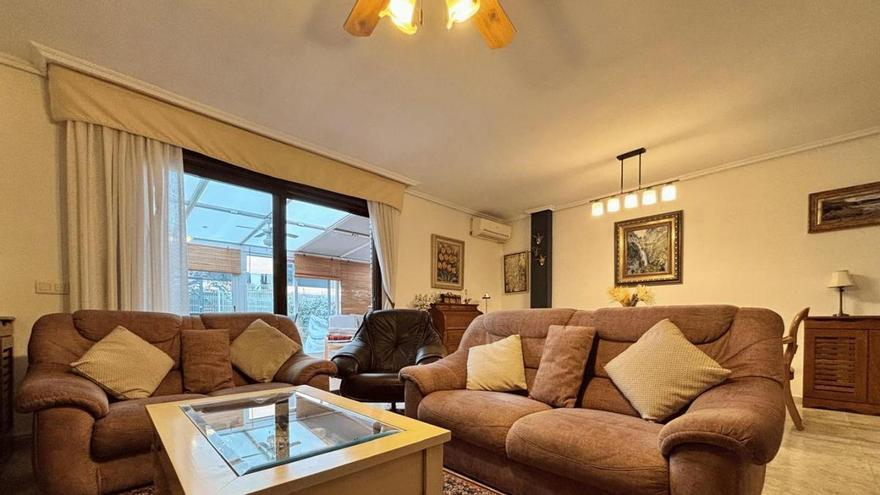 Se vende casa adosada con bodega y jardín en Zaragoza: así es el chalet de 240 m² ideal para familias numerosas