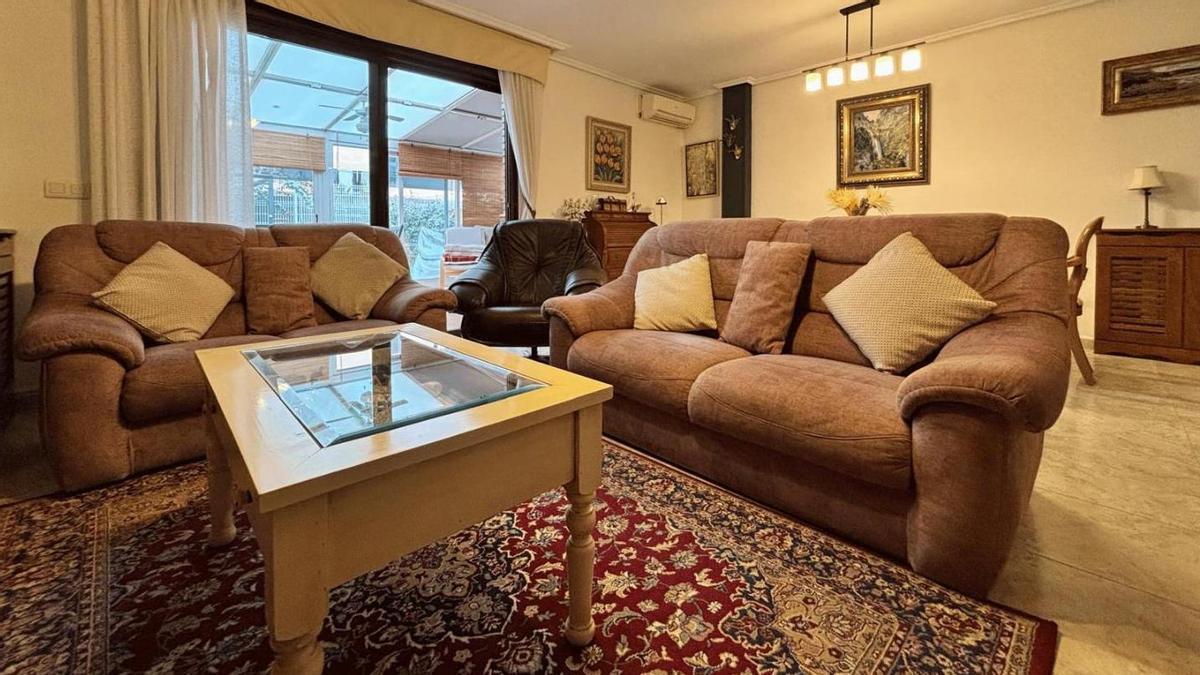 Salón a la venta de la casa adosada con jardín en Garrapinillos