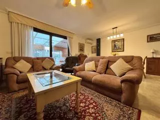 Se vende casa adosada con bodega y jardín en Zaragoza: así es el chalet de 240 m² ideal para familias numerosas