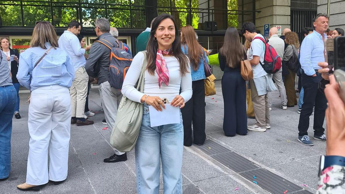 Natalia Cernadas Fariña a las puertas del Ministerio de Sanidad tras formalizar su plaza como MIR en Urgencias del CHUS.