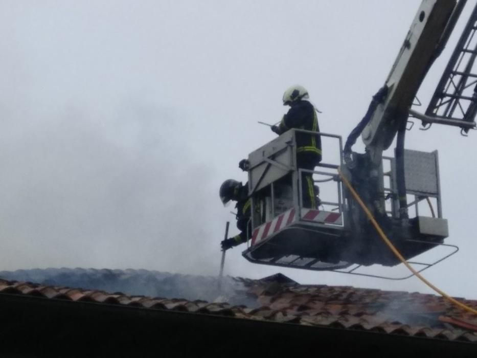 Incendio en el palacio de Cavanilles, del siglo XVI, en Lieres