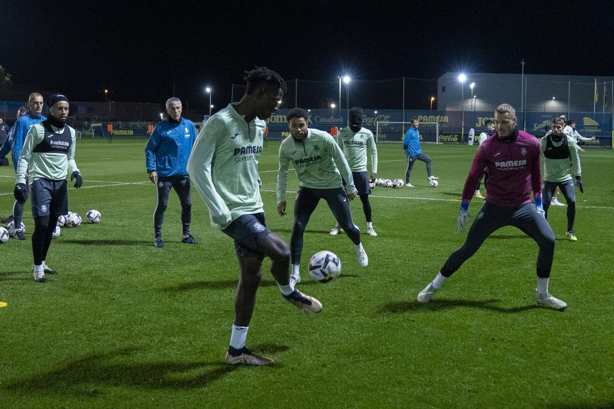 Nicolas Jackso, durante la sesión de entrenamiento del Villarreal CF de este domingo.